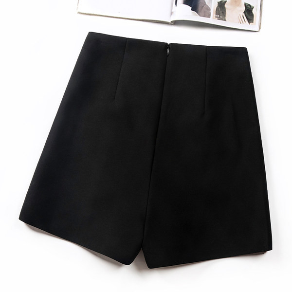 Pantaloni scurți moderni, negri, cu nasturi