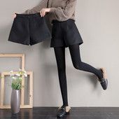 Pantaloni scurți moderni de damă în negru