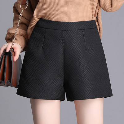 Pantaloni scurți moderni de damă în negru