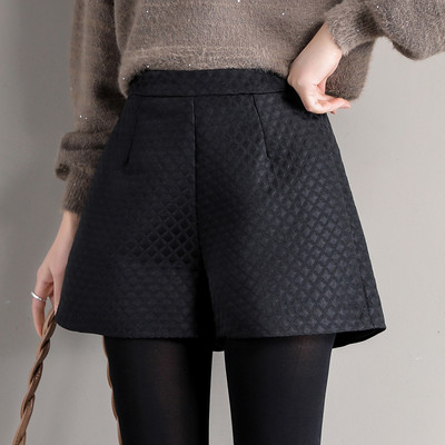 Pantaloni scurți moderni de damă în negru