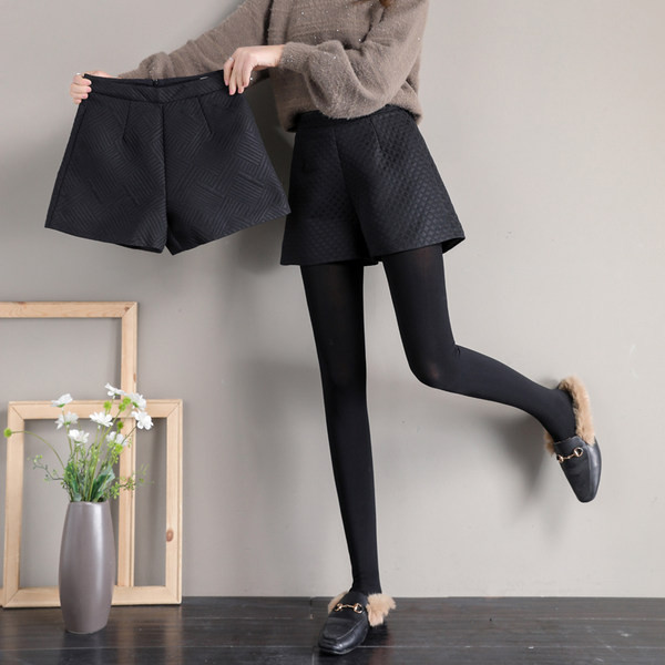 Pantaloni scurți moderni de damă în negru