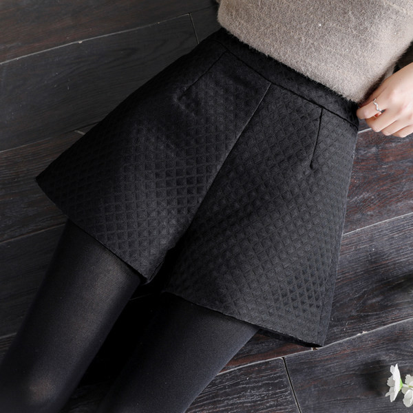 Pantaloni scurți moderni de damă în negru