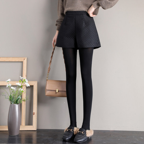 Pantaloni scurți moderni de damă în negru