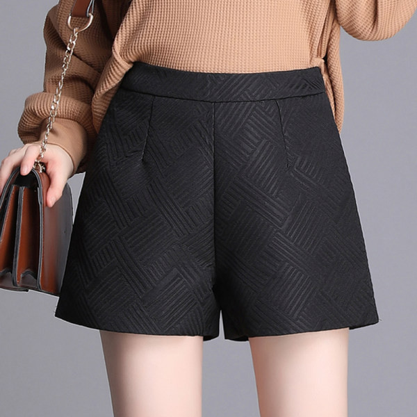 Pantaloni scurți moderni de damă în negru