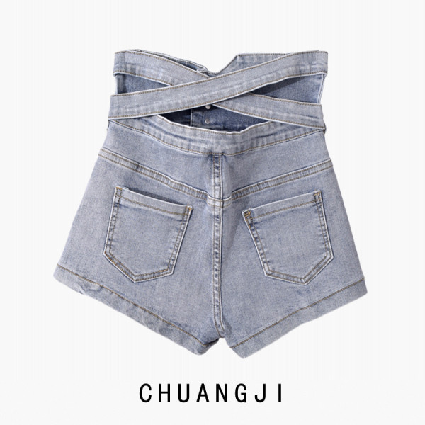 Model nou de pantaloni scurti de dama cu nasturi si talie inalta