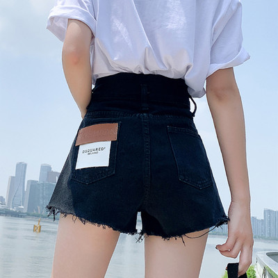 Pantaloni scurți de damă din denim cu emblemă pe buzunarul din spate