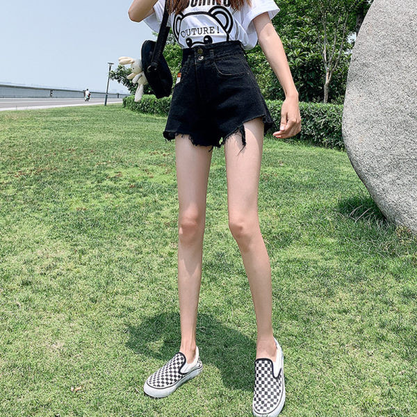 Pantaloni scurți de damă din denim cu emblemă pe buzunarul din spate