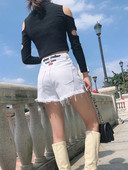 Pantaloni scurți moderni de damă din denim cu motive rupte