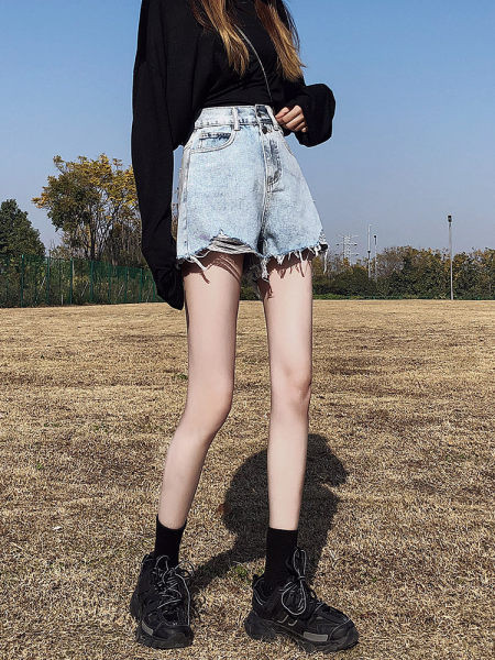 Pantaloni scurți din denim de damă cu talie înaltă și elemente rupte