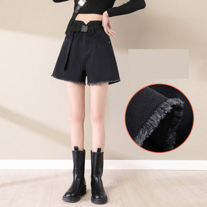 Pantaloni scurți moderni cu buzunare - trei modele