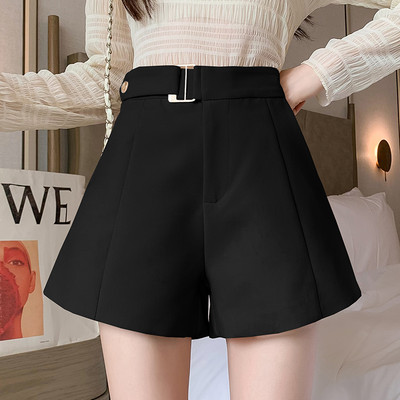 Pantaloni scurți moderni de damă cu curea