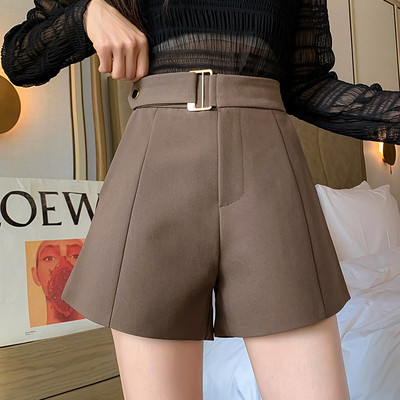 Pantaloni scurți moderni de damă cu curea