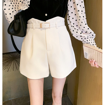 Pantaloni scurti moderni de dama cu centura si talie inalta