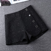 Pantaloni scurti eleganti de dama cu nasturi si talie inalta