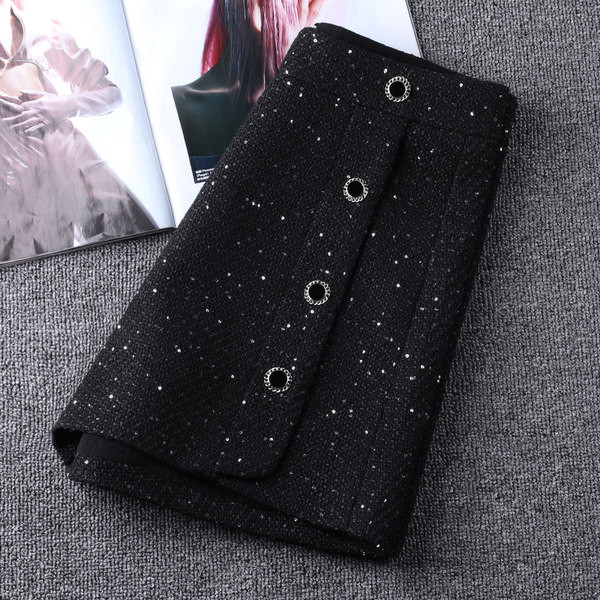 Pantaloni scurti eleganti de dama cu nasturi si talie inalta