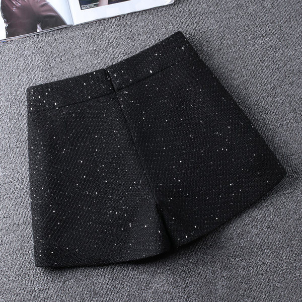 Pantaloni scurti eleganti de dama cu nasturi si talie inalta