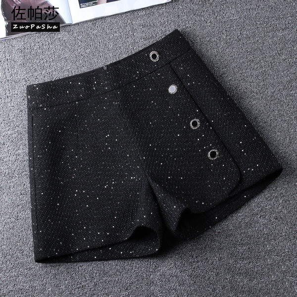 Pantaloni scurti eleganti de dama cu nasturi si talie inalta