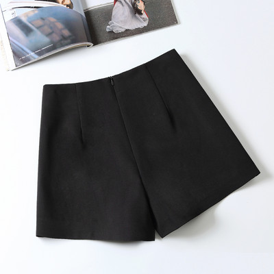 Pantaloni scurti moderni de dama cu talie inalta si nasturi