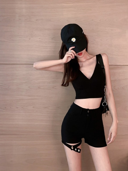 Model nou de pantaloni scurți cu talie înaltă în negru