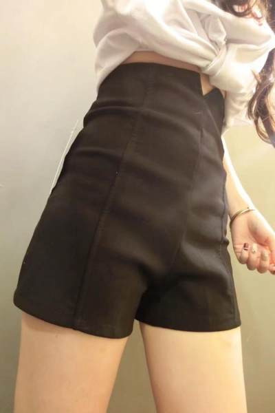 Pantaloni scurți pentru femei cu talie înaltă în negru