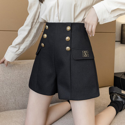 Pantaloni scurti moderni de dama cu nasturi metalici