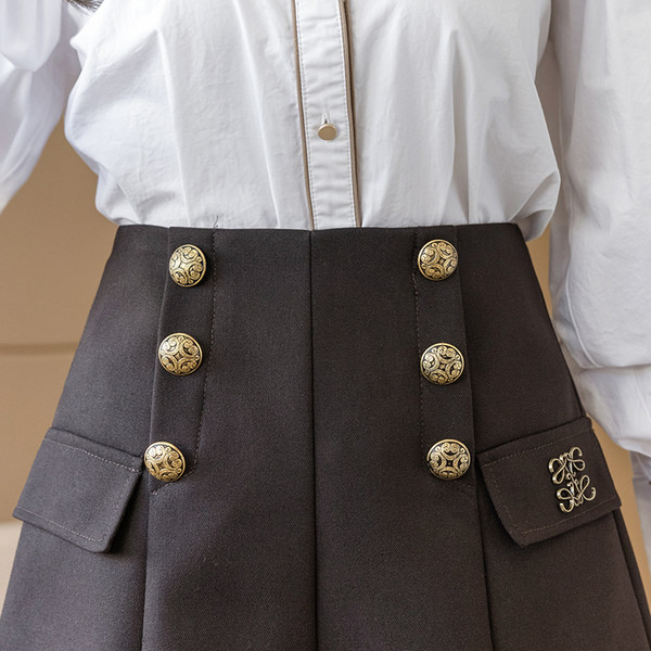 Pantaloni scurti moderni de dama cu nasturi metalici