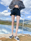 Pantaloni scurți de damă cu motive rupte - negru și albastru