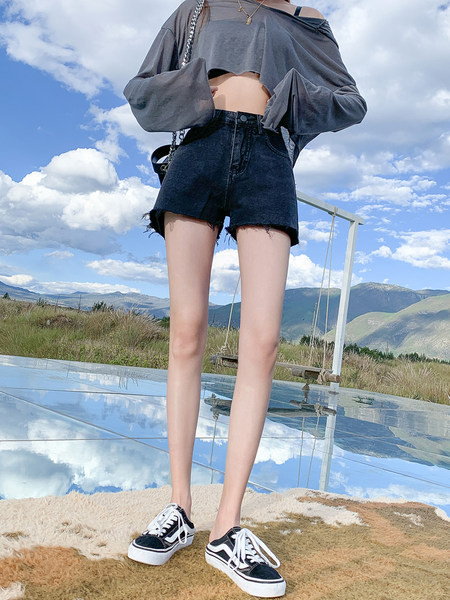 Pantaloni scurți de damă cu motive rupte - negru și albastru