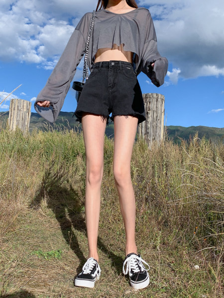 Pantaloni scurți de damă cu motive rupte - negru și albastru