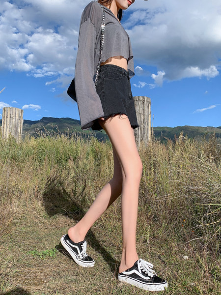 Pantaloni scurți de damă cu motive rupte - negru și albastru