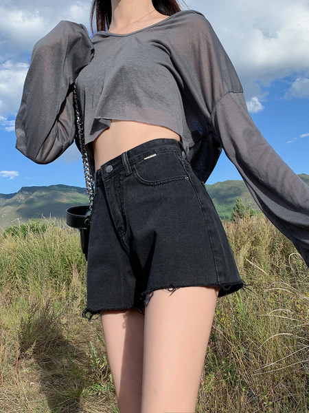 Pantaloni scurți de damă cu motive rupte - negru și albastru