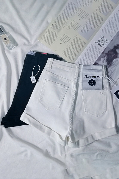 Blugi scurti de vara cu capete ondulate pentru femei