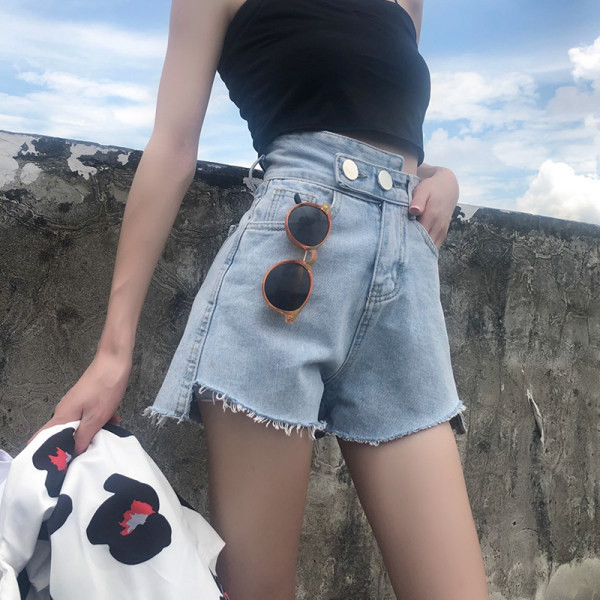 Model nou de pantaloni scurți din denim cu elemente rupte