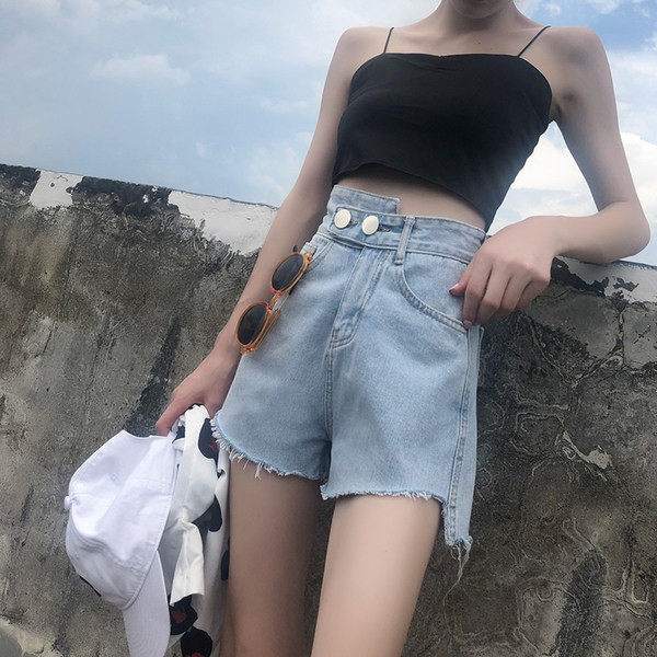 Model nou de pantaloni scurți din denim cu elemente rupte