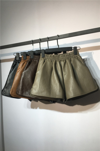 Pantaloni scurți de damă din piele ecologică cu talie elastică