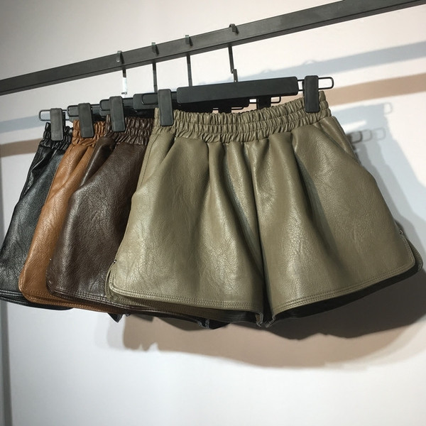 Pantaloni scurți de damă din piele ecologică cu talie elastică