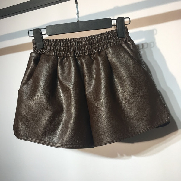 Pantaloni scurți de damă din piele ecologică cu talie elastică