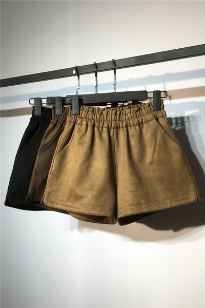 Pantaloni scurti moderni de dama cu elastic si buzunare