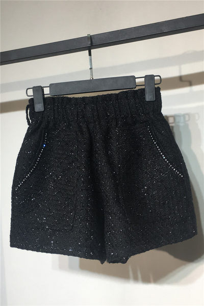 Pantaloni scurți moderni de damă cu particule strălucitoare și pietre