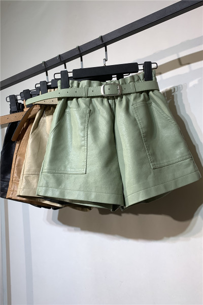 Pantaloni scurți de damă cu centură în talie și buzunare