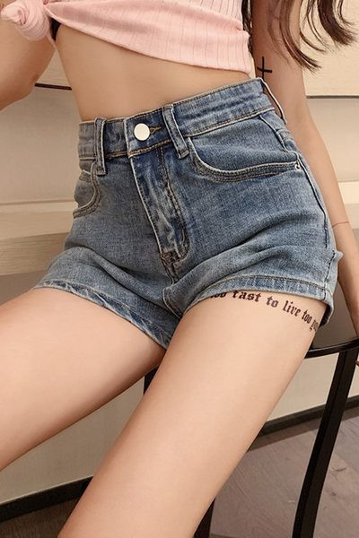 Pantaloni scurți casual de damă cu talie înaltă - un model curat