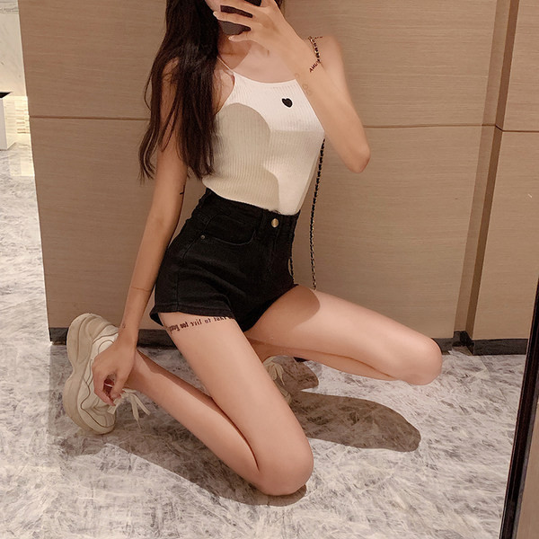 Pantaloni scurți casual de damă cu talie înaltă - un model curat