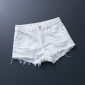 Model nou de pantaloni scurți de damă cu elemente rupte