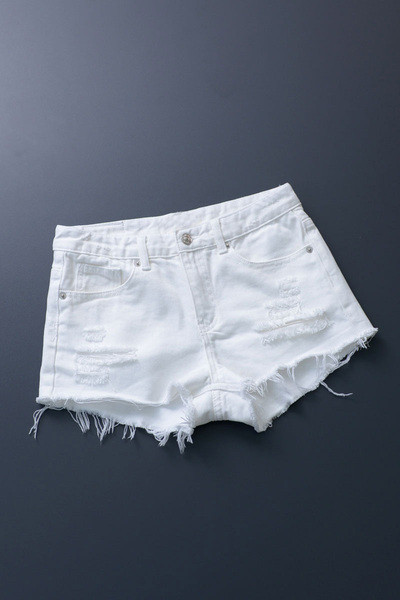 Model nou de pantaloni scurți de damă cu elemente rupte