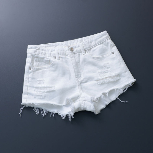 Model nou de pantaloni scurți de damă cu elemente rupte