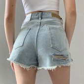 Model nou de pantaloni scurți din denim cu elemente rupte