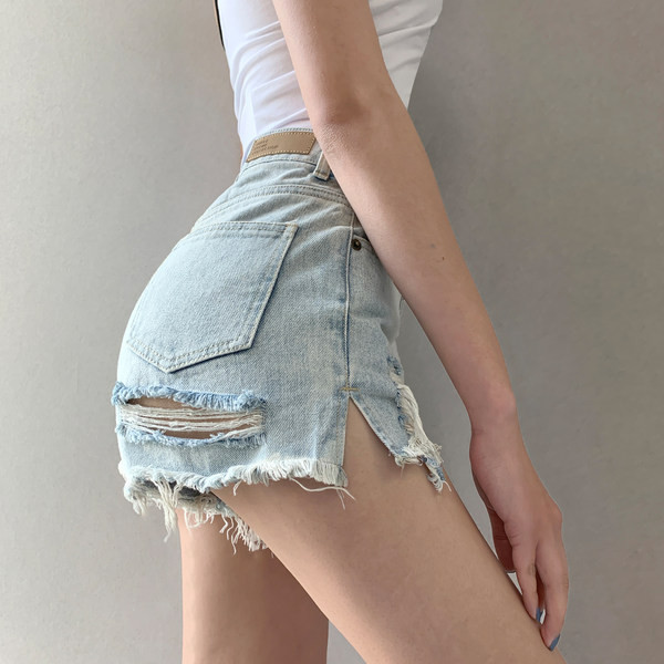 Model nou de pantaloni scurți din denim cu elemente rupte
