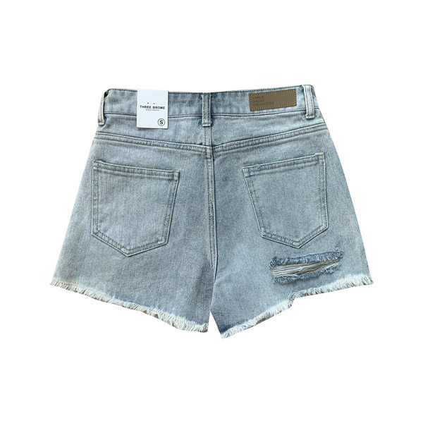 Model nou de pantaloni scurți din denim cu elemente rupte