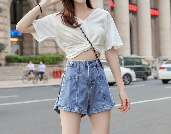 Pantaloni scurți moderni din denim cu aplicații și fermoare