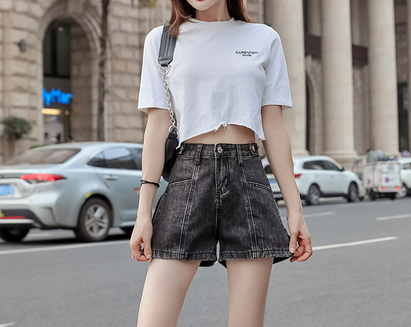 Pantaloni scurți moderni din denim cu aplicații și fermoare